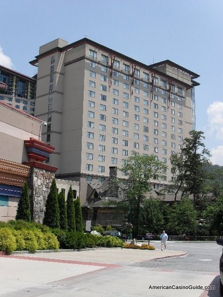 hotels near cherokee casino smoking rooms